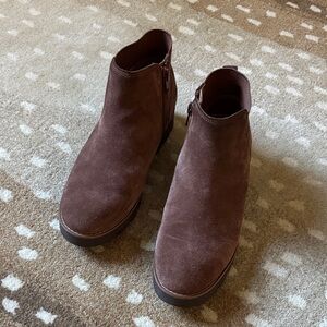 Vionic Women's light brown Suede Chelsea Ankle Boots